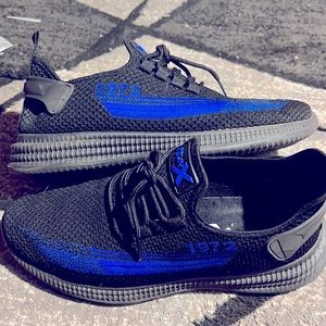 Mens size 10 RunX shoes black w blue